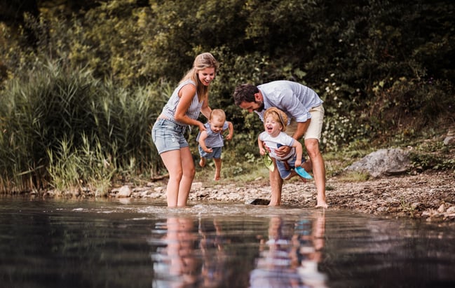 a-young-family-with-two-toddler-children-outdoors-2026-01-05-06-13-45-utc